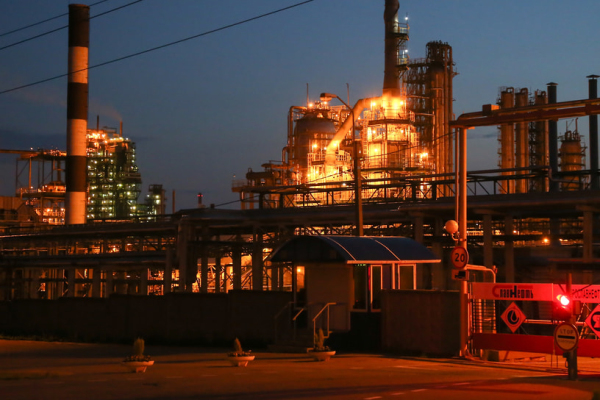 Rusiyanın ən böyük neft zavodu vuruldu