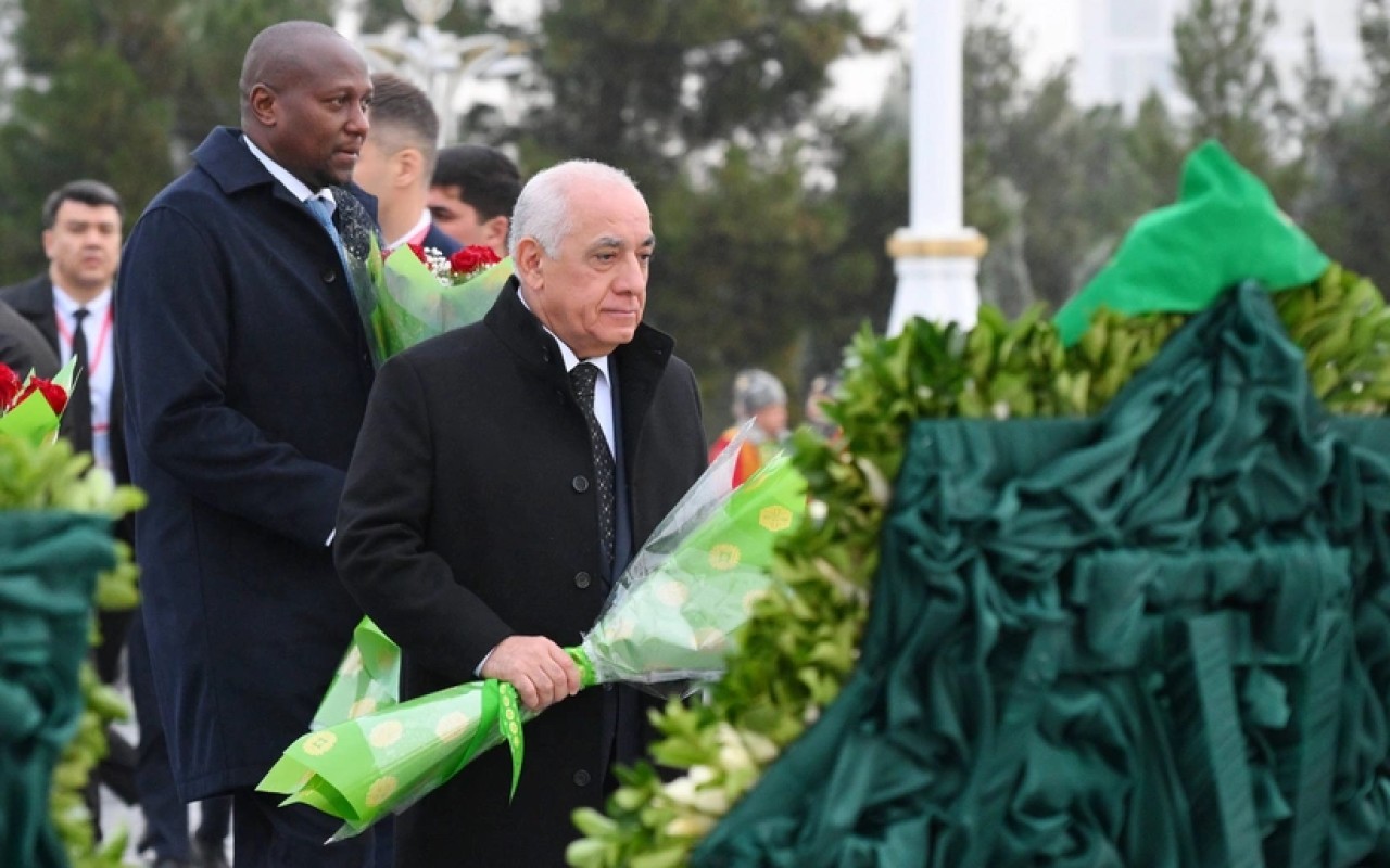 Əli Əsədov Neytrallıq Abidəsini ziyarət etdi