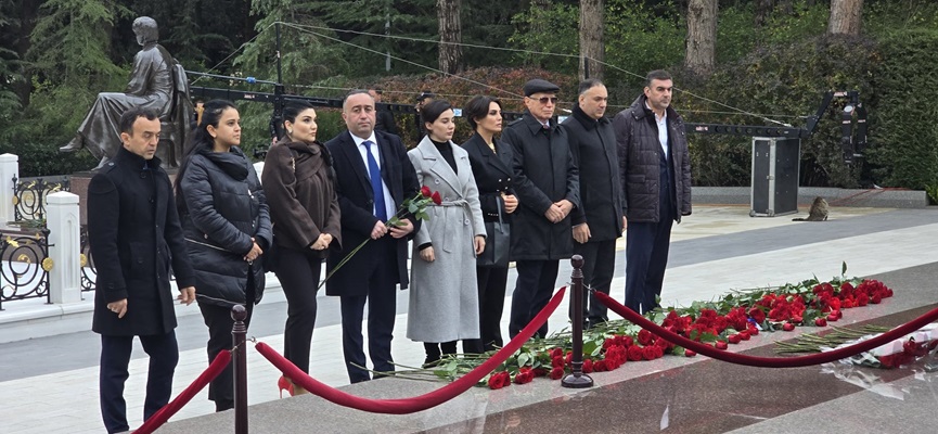 DMX yanında İctimai Şuranın üzvləri Ulu öndərin xatirəsini anıb