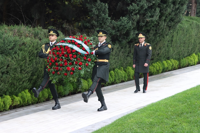 Dövlət Agentliyinin şəxsi heyəti Fəxri xiyabanda - FOTOLAR