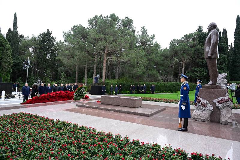 Konstitusiya Məhkəməsinin kollektivi Fəxri xiyabanda...