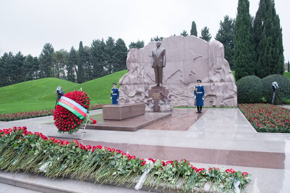 Dövlət Agentliyinin kollektivi Fəxri Xiyabanda