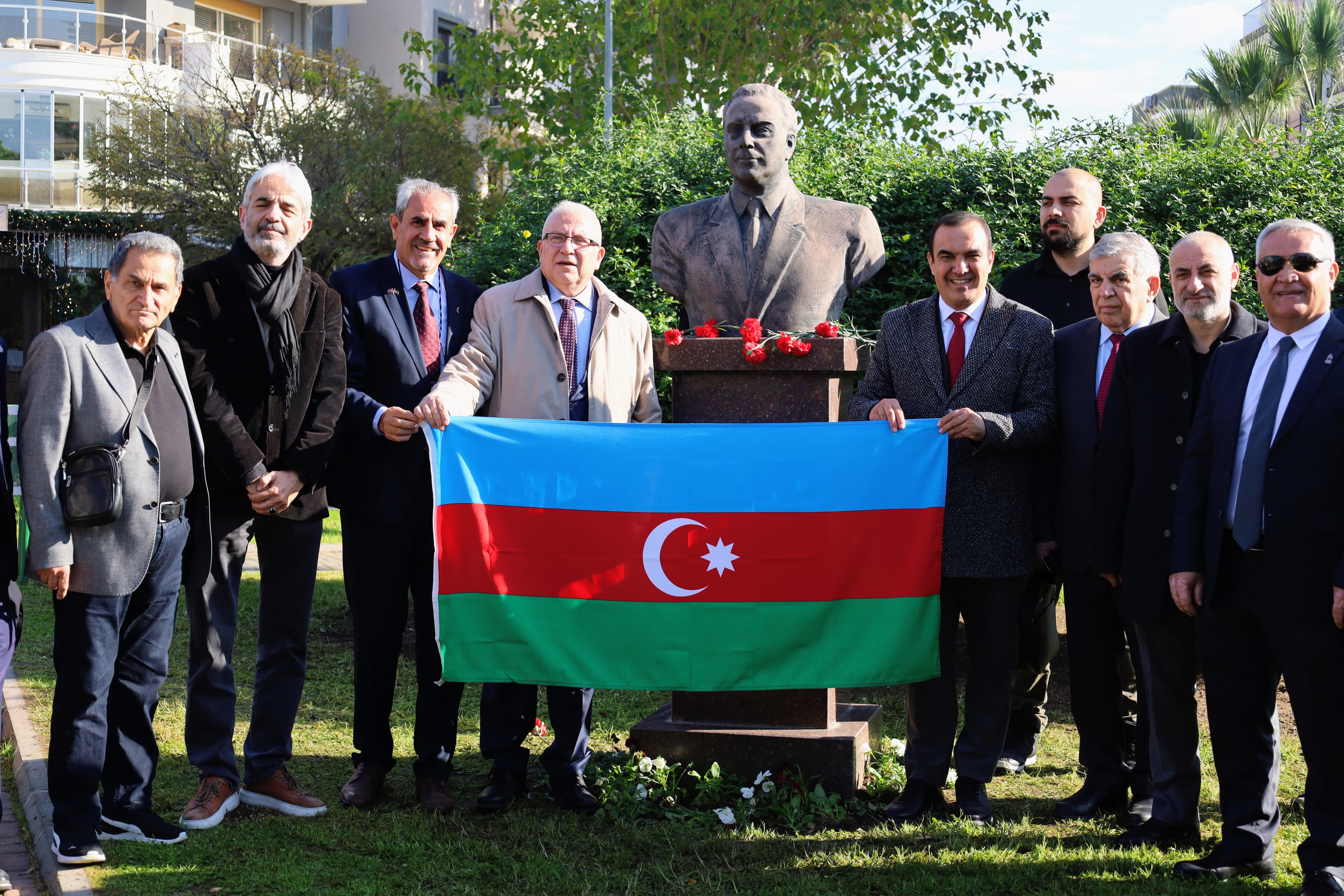 İzmirdə Heydər Əliyevin xatirəsi anıldı - FOTO