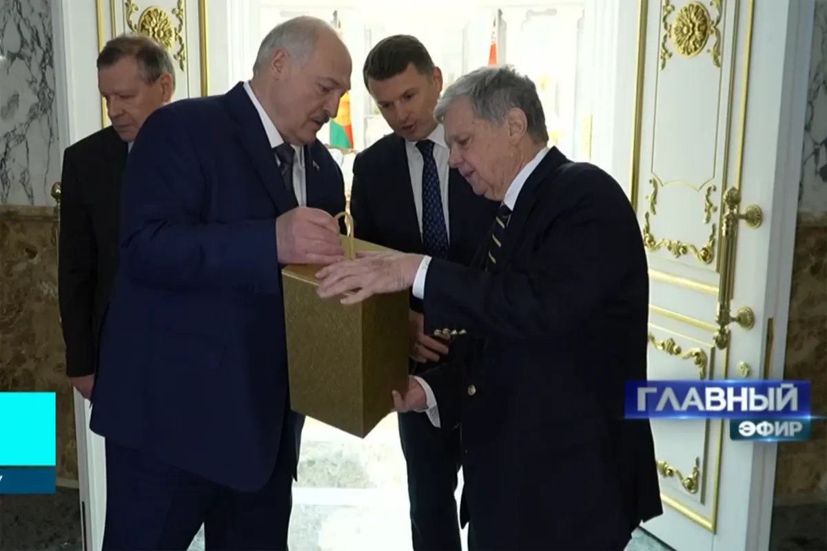 Что Лукашенко подарил семье Трампа?