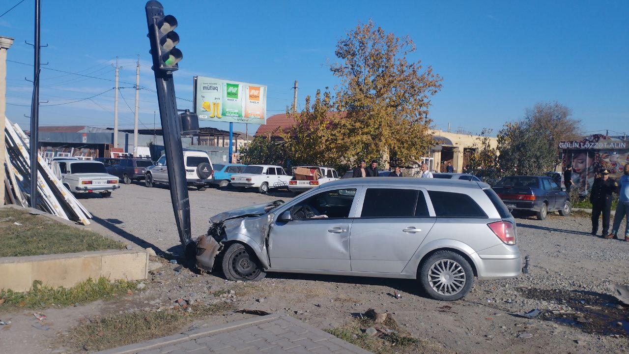 Bakıda sürücüsüz hərəkət edən maşın işıqforu məhv etdi