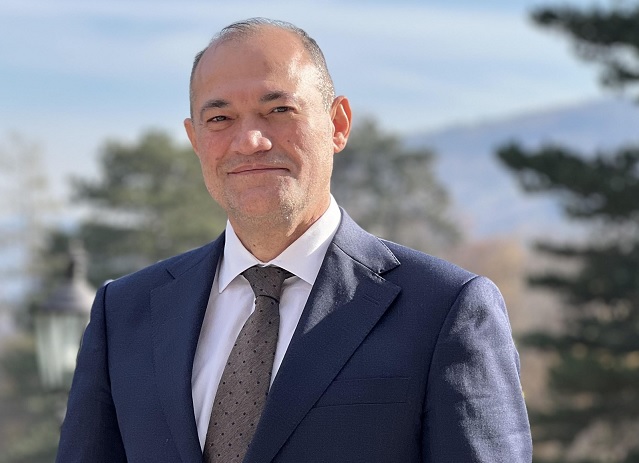 Razi Nurullayev: Sənədsiz evlərə qaz və işıq çəkilməlidir