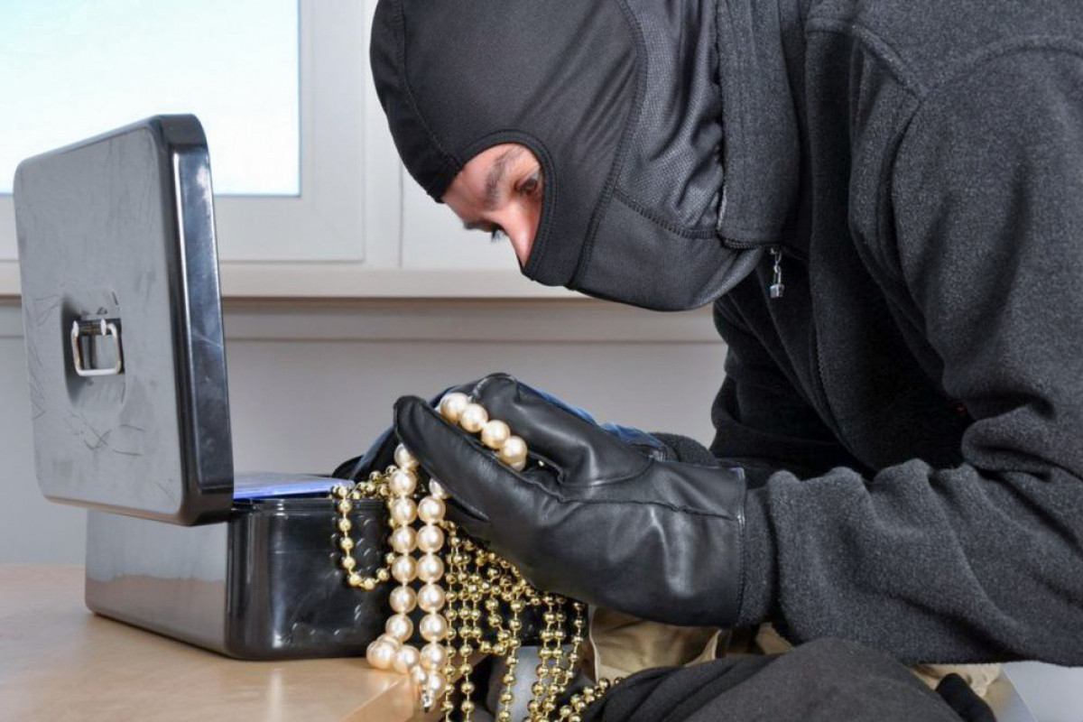 Bakıda evdən 12 min manatlıq oğurluq