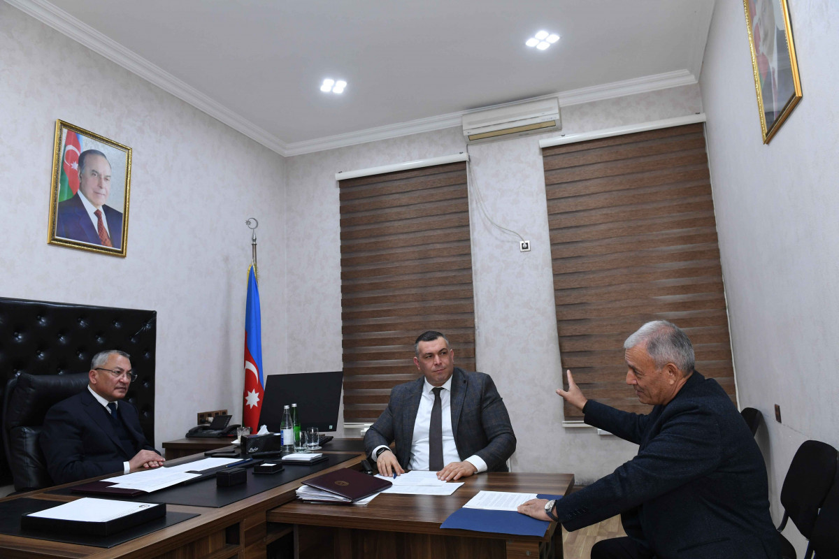 Rövşən Rzayev vətəndaşları qəbul edib - FOTOLAR