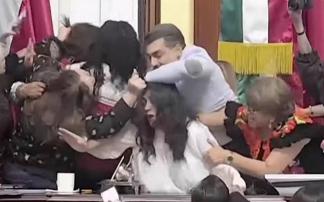 Qadın deputatlar arasında dava düşdü - GÖRÜNTÜLƏR