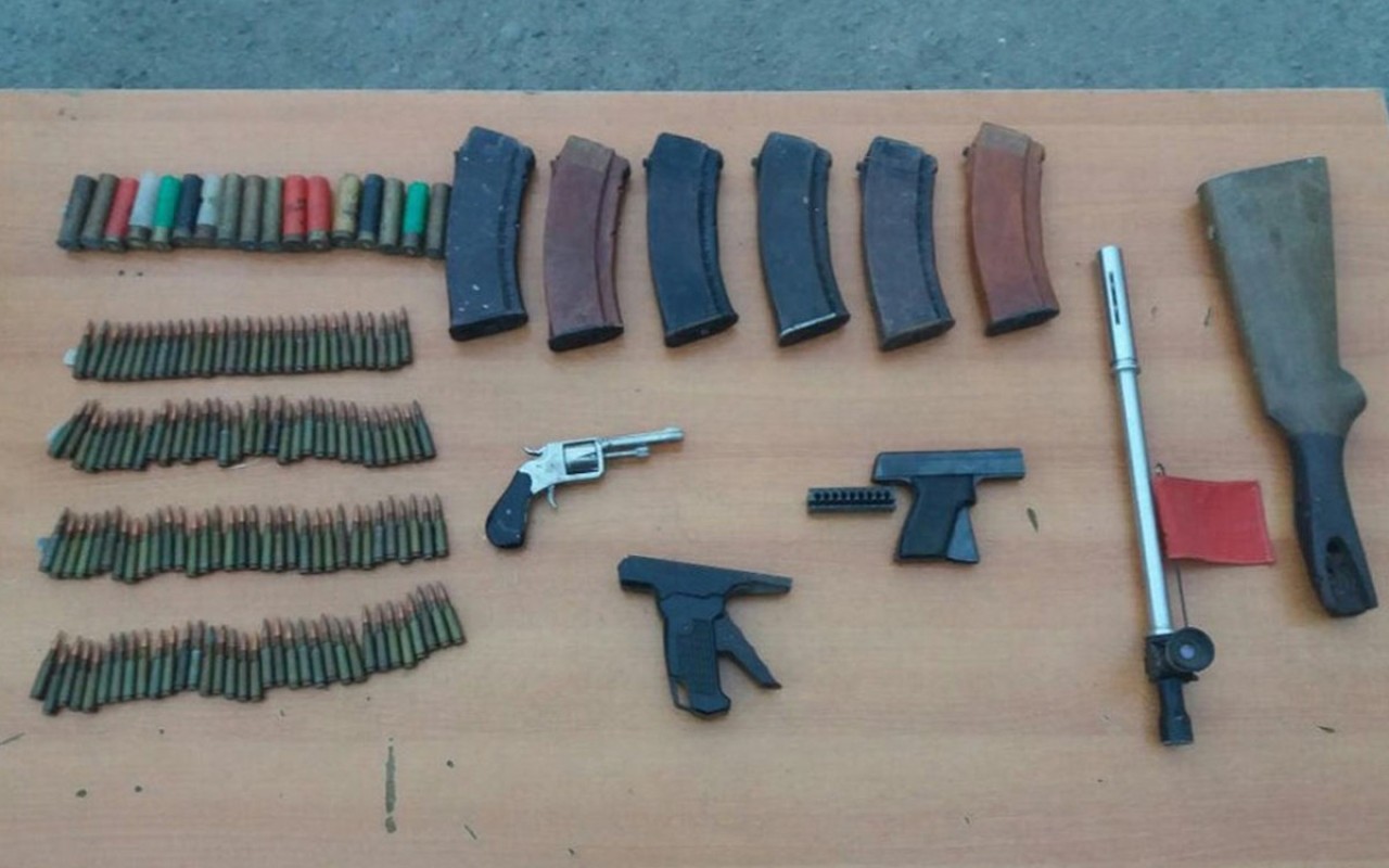 Polis xeyli sayda silah-sursat aşkarladı