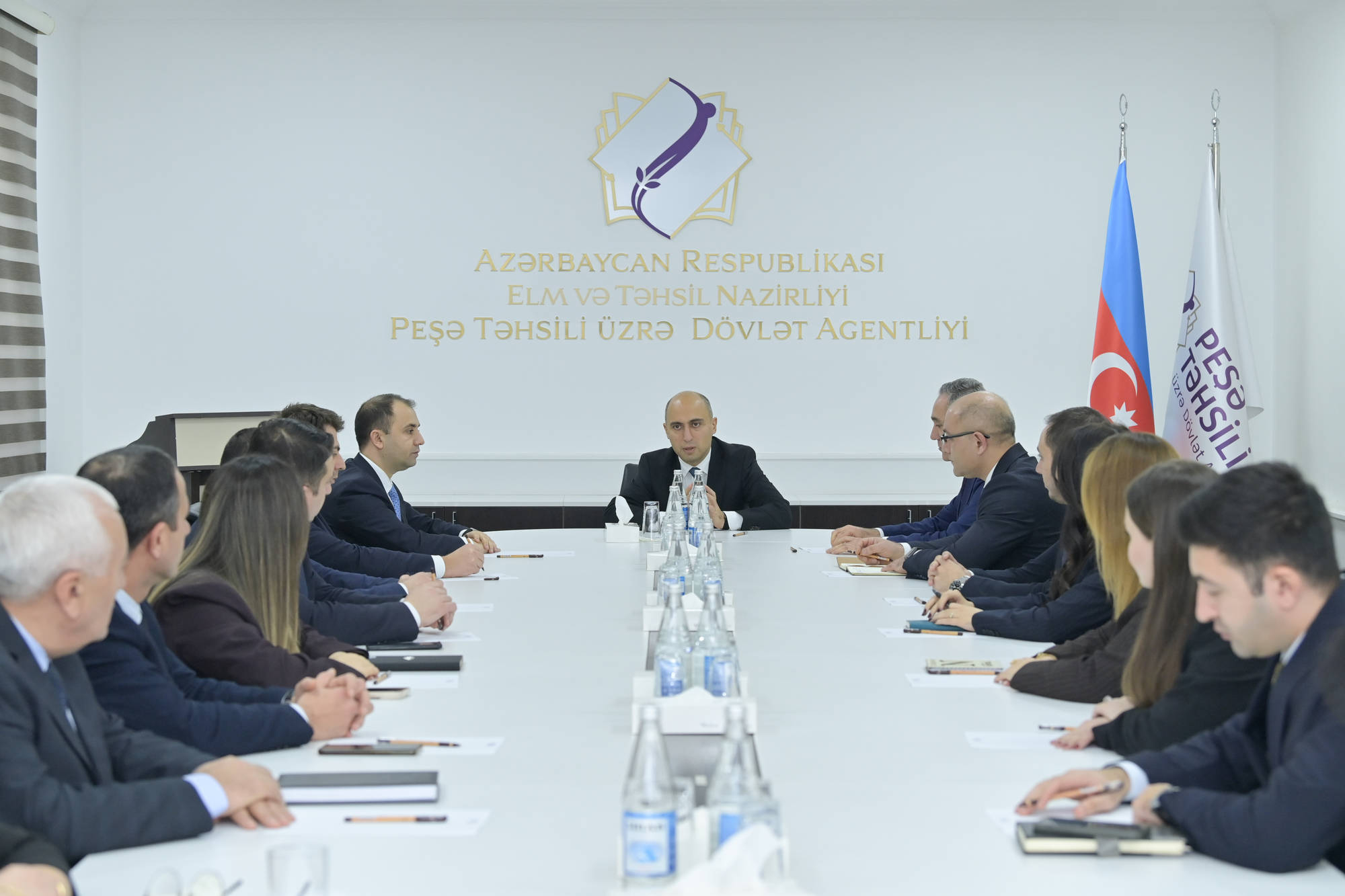 Nazir yeni direktoru kollektivə təqdim etdi