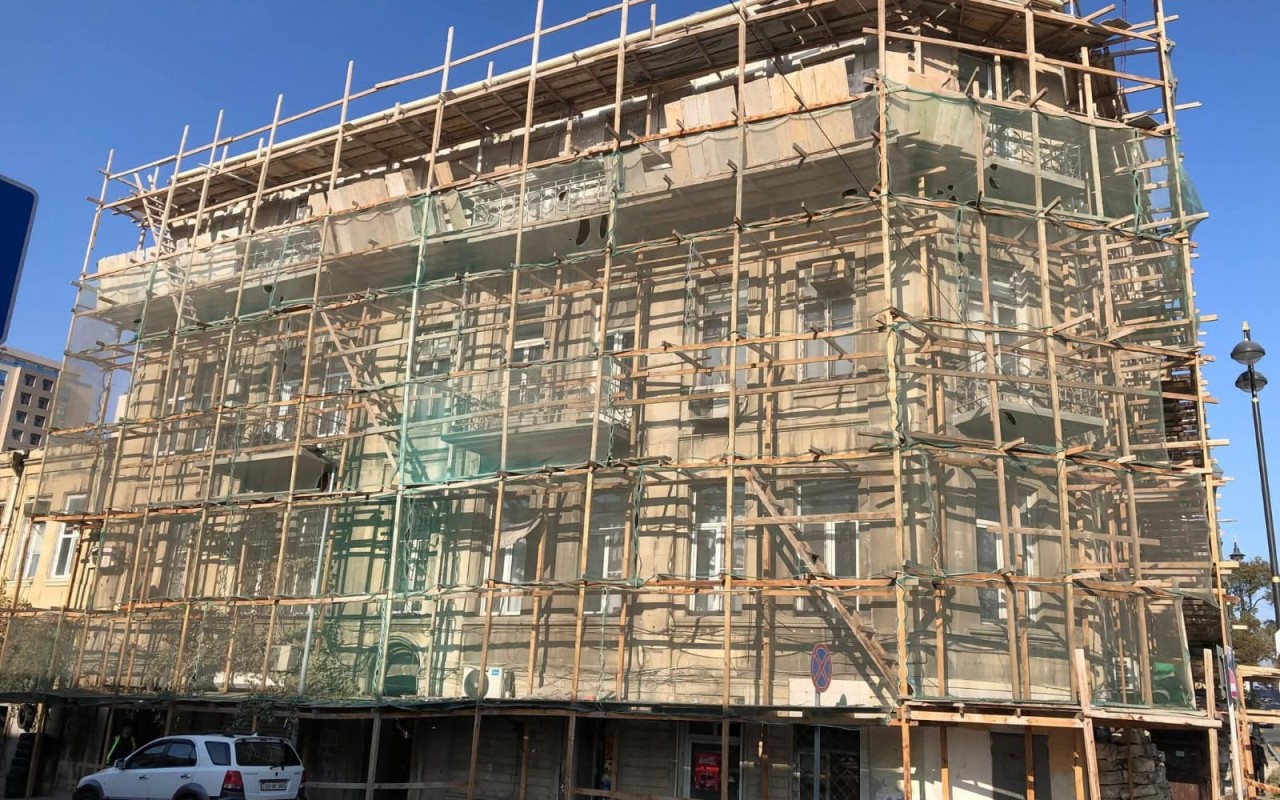 Tikinti zamanı ziyan dəyən tarixi&nbsp;abidə bərpa edilir - FOTO