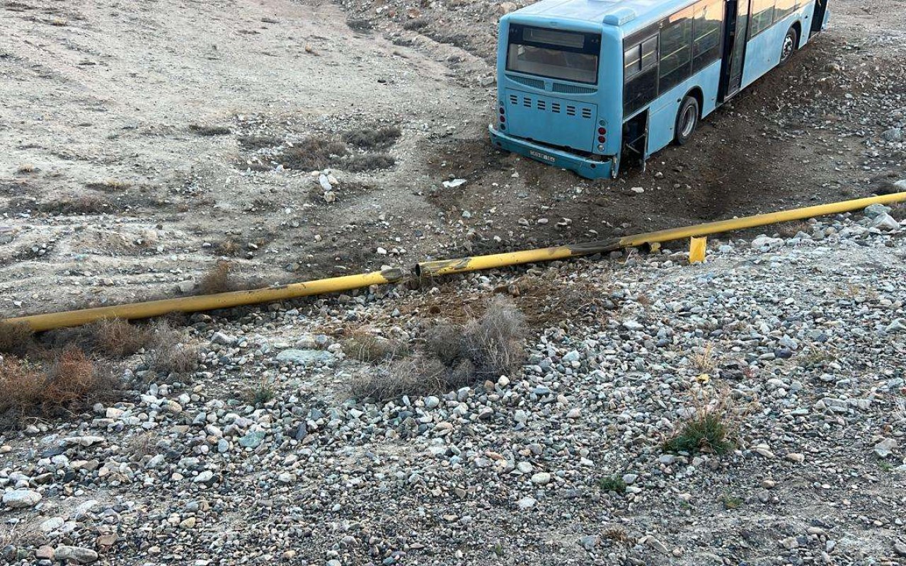 Avtobus qaz xəttinə çırpıldı, təchizat dayandırıldı