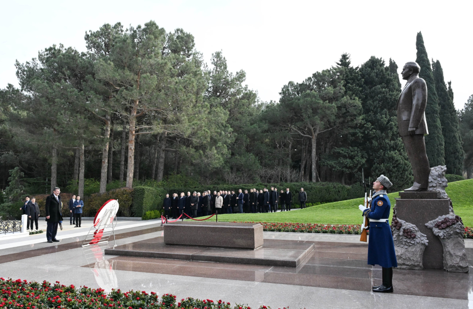 Heydər Əliyevin məzarını və Şəhidlər xiyabanını ziyarət etdi - FOTO