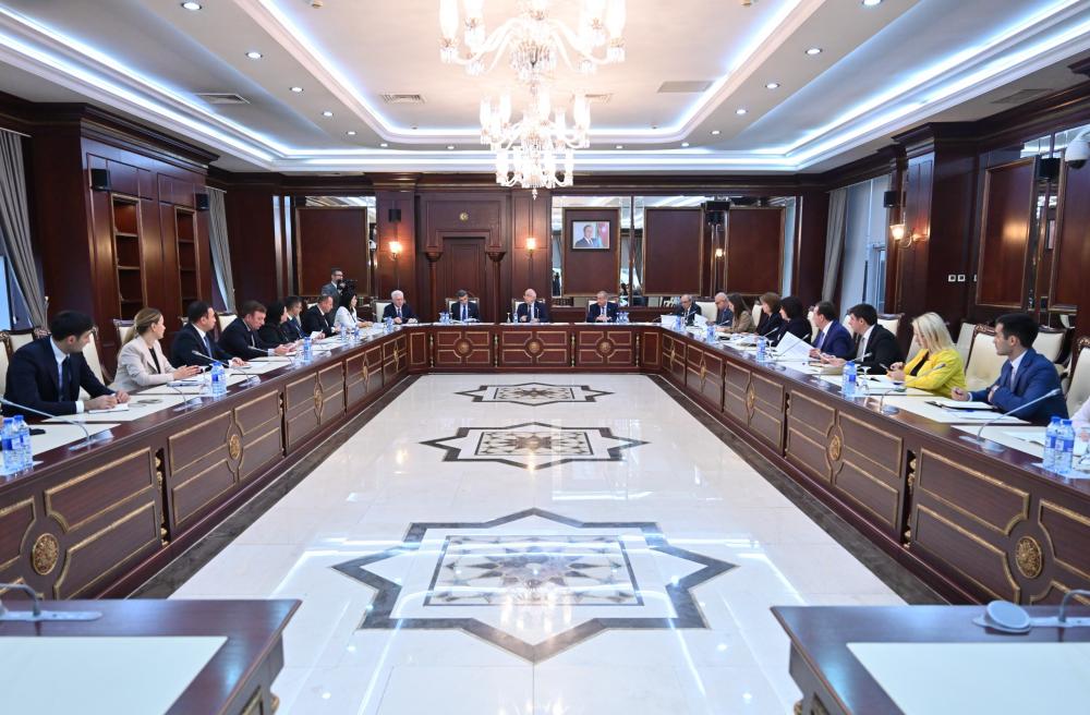 Deputat: Magistraturanı bitirənlər daha yüksək maaş almalıdır