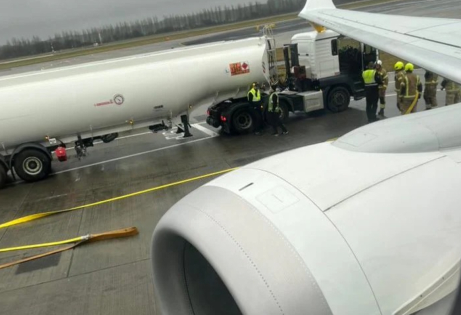 Təyyarə hava limanında maşınla toqquşdu