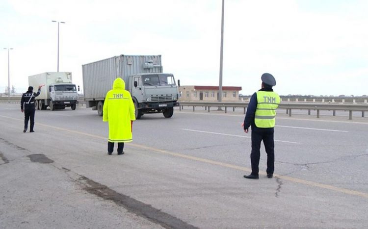 Hərəkətdə olan maşından yola yük düşdü, təhlükəli vəziyyət yarandı&nbsp;- VİDEO