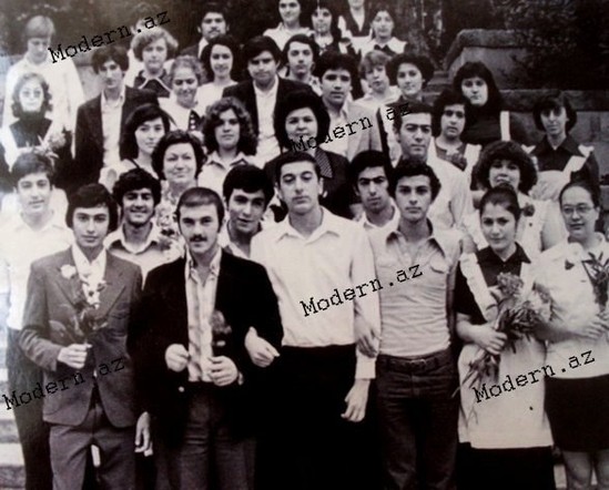 Bir şəklin tarixçəsi: İlham Əliyev SİNİF YOLDAŞLARI İLƏ...