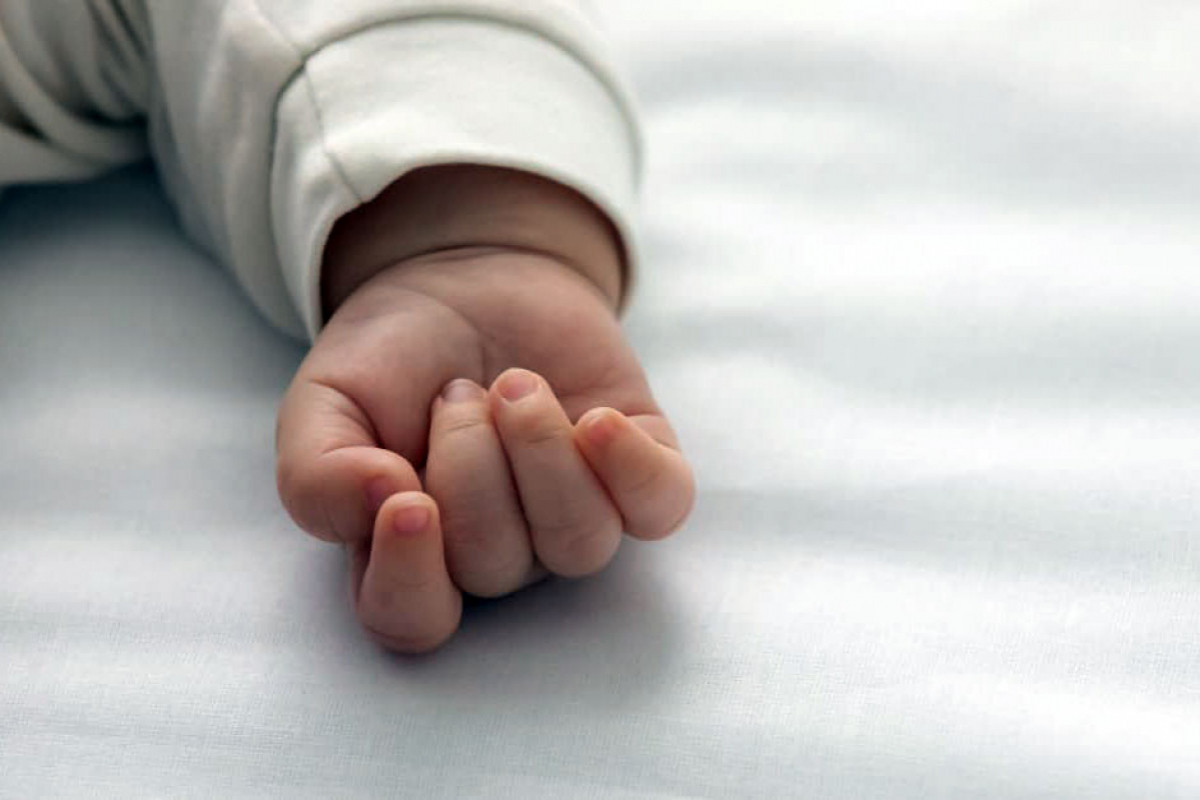 Boğazında qida qalan 2 aylıq körpə öldü