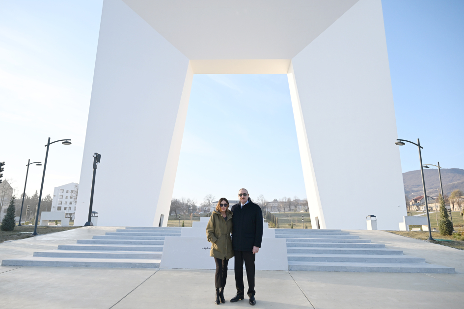 Prezidentlə xanımı&nbsp;Xankəndidəki Zəfər parkının açılışında