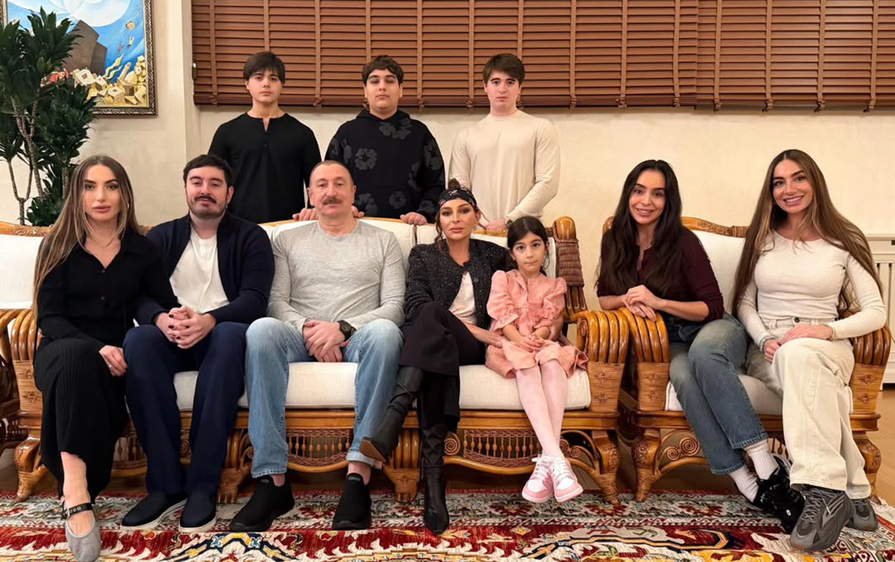 İlham Əliyev ad günündə ailəsi ilə birlikdə - FOTO