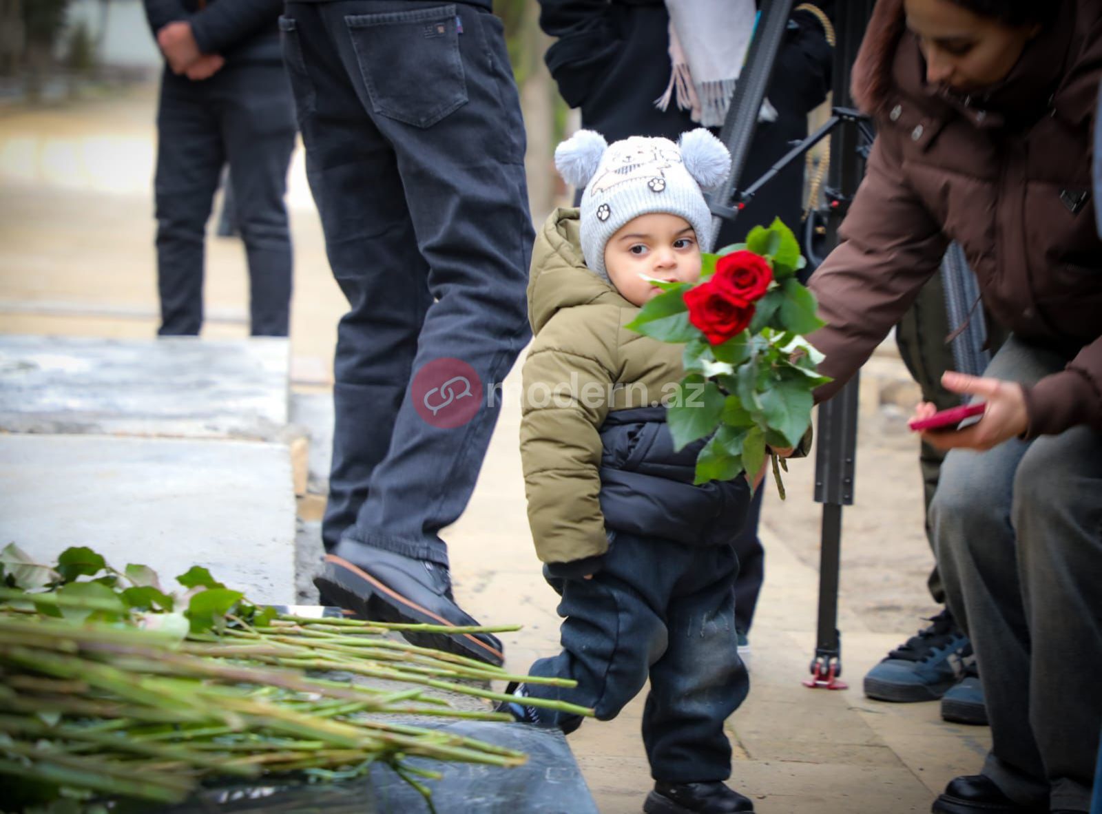 Görüşə bilmədiyi qəhrəman bibisinin məzarına gedən 2 yaşlı Cəlil - FOTO&nbsp;