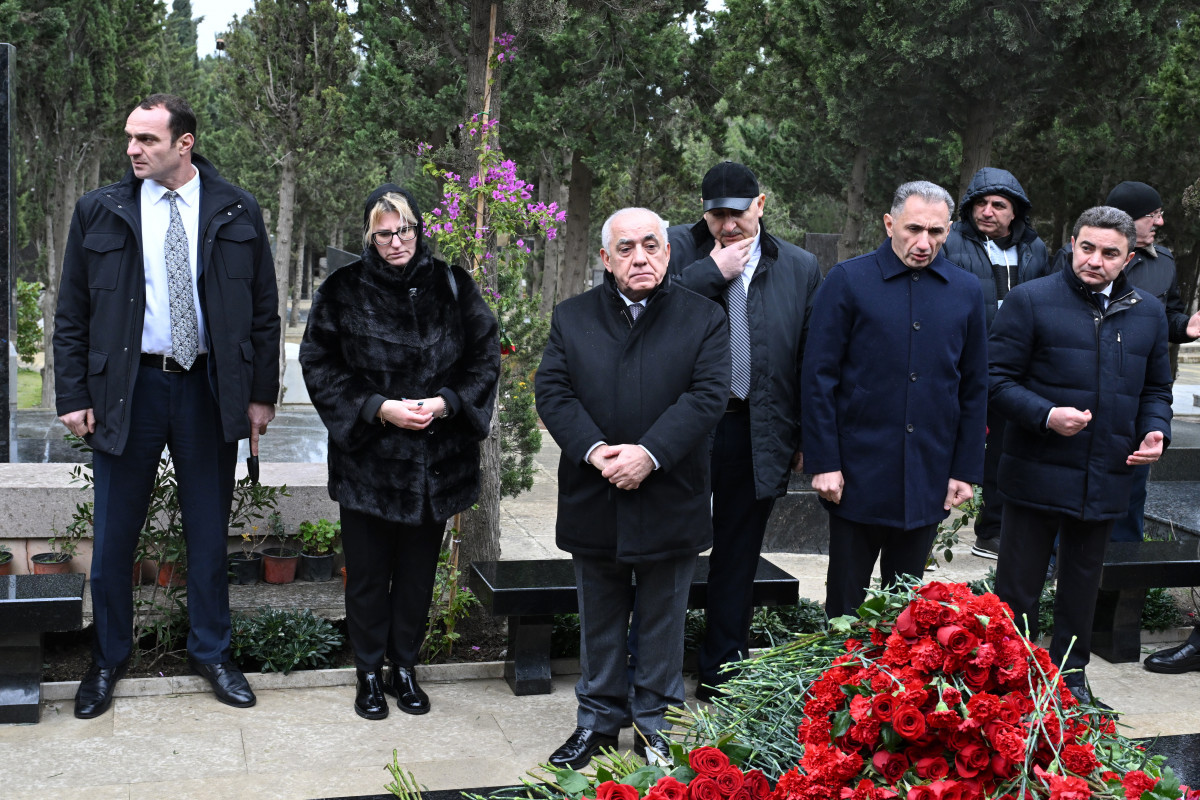 Baş nazir təyyarə qəzasında həlak olanların&nbsp;məzarlarını ziyarət etdi
