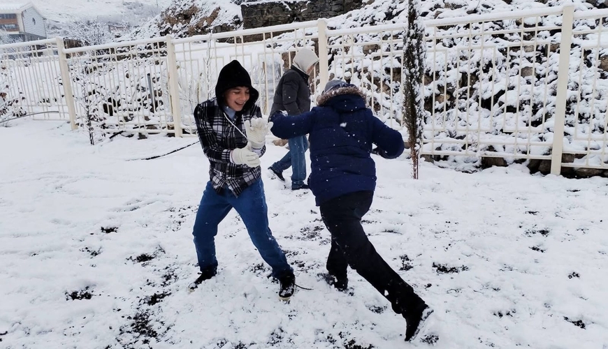Kəlbəcər məktəblilərinin ilk qar sevinci - GÖRÜNTÜLƏR