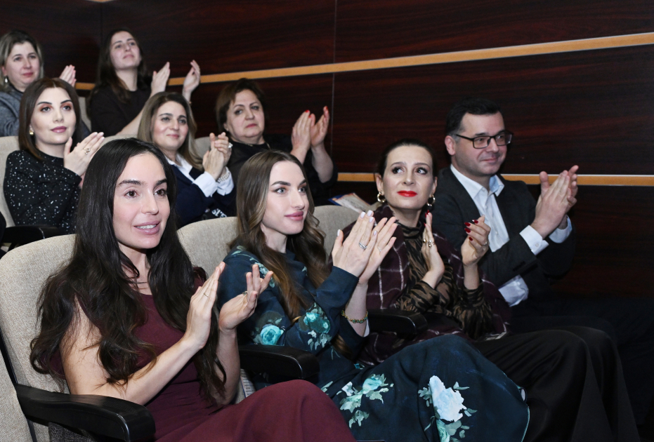 Prezidentin qızı və gəlini Pantomim Teatrında - FOTOLAR