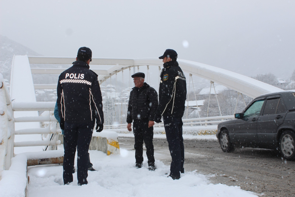 Polis&nbsp;gücləndirilmiş rejimdə xidmət aparır - FOTOLAR