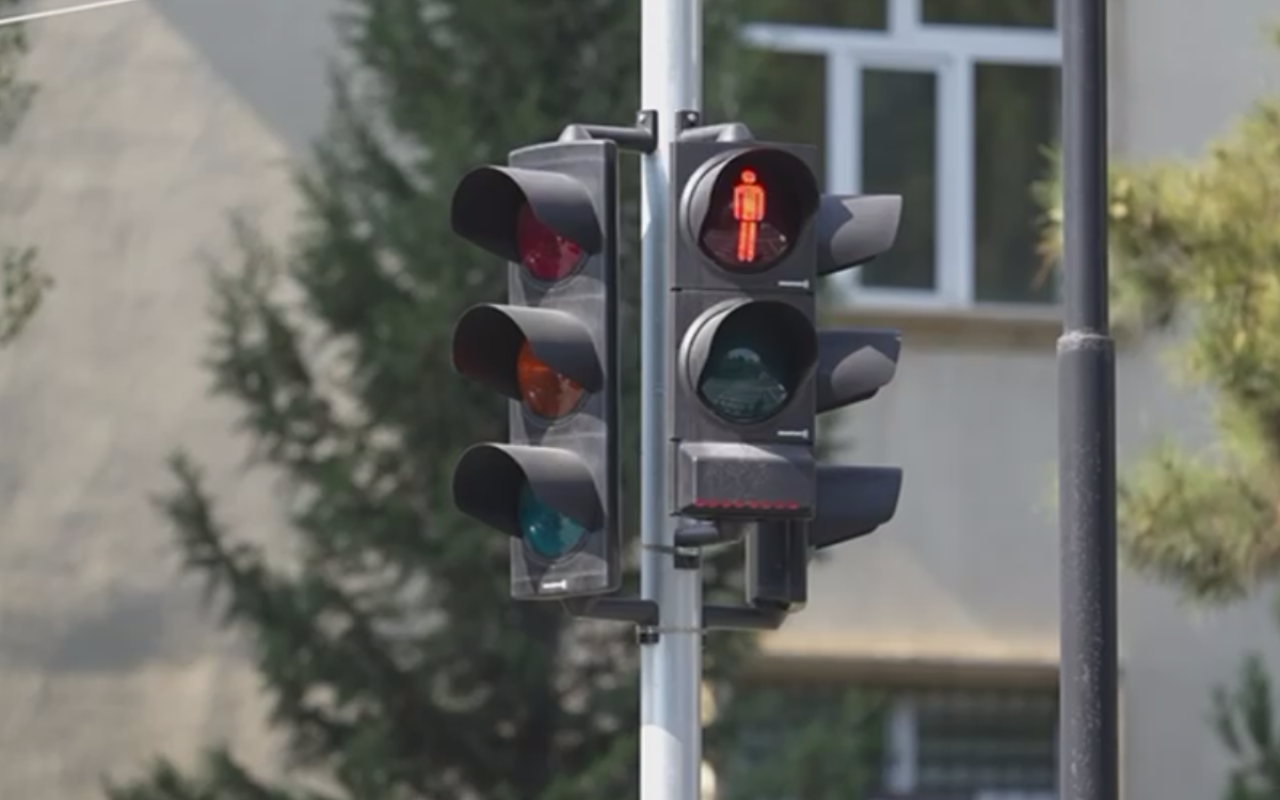 Qəza şəraitinə səbəb olan kəsişmədə yeni işıqforlar quraşdırıldı