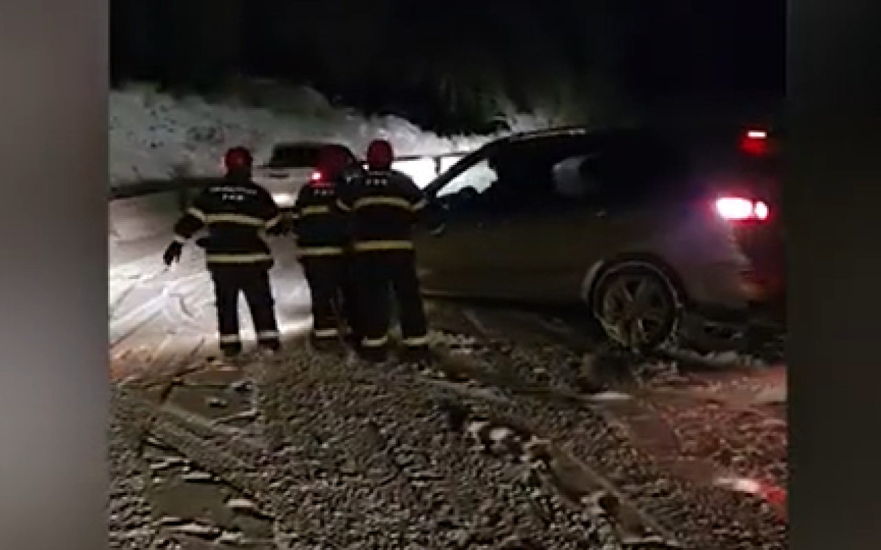 Şuşada yolu buz bağladı -&nbsp;Maşında köməksiz qalanlar belə xilas edildi (VİDEO)