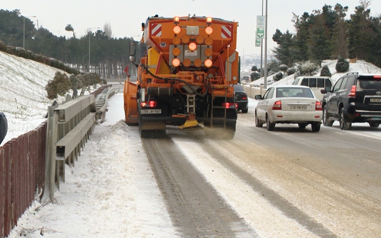 Yollar qar və buzdan təmizlənir -&nbsp;VİDEO