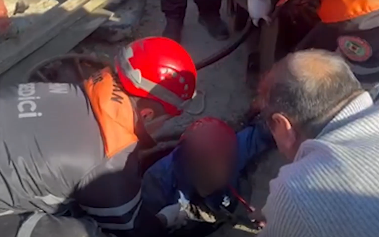 Bakıda kanalizasiya quyusuna yıxılan şəxs belə çıxarıldı -&nbsp;VİDEO