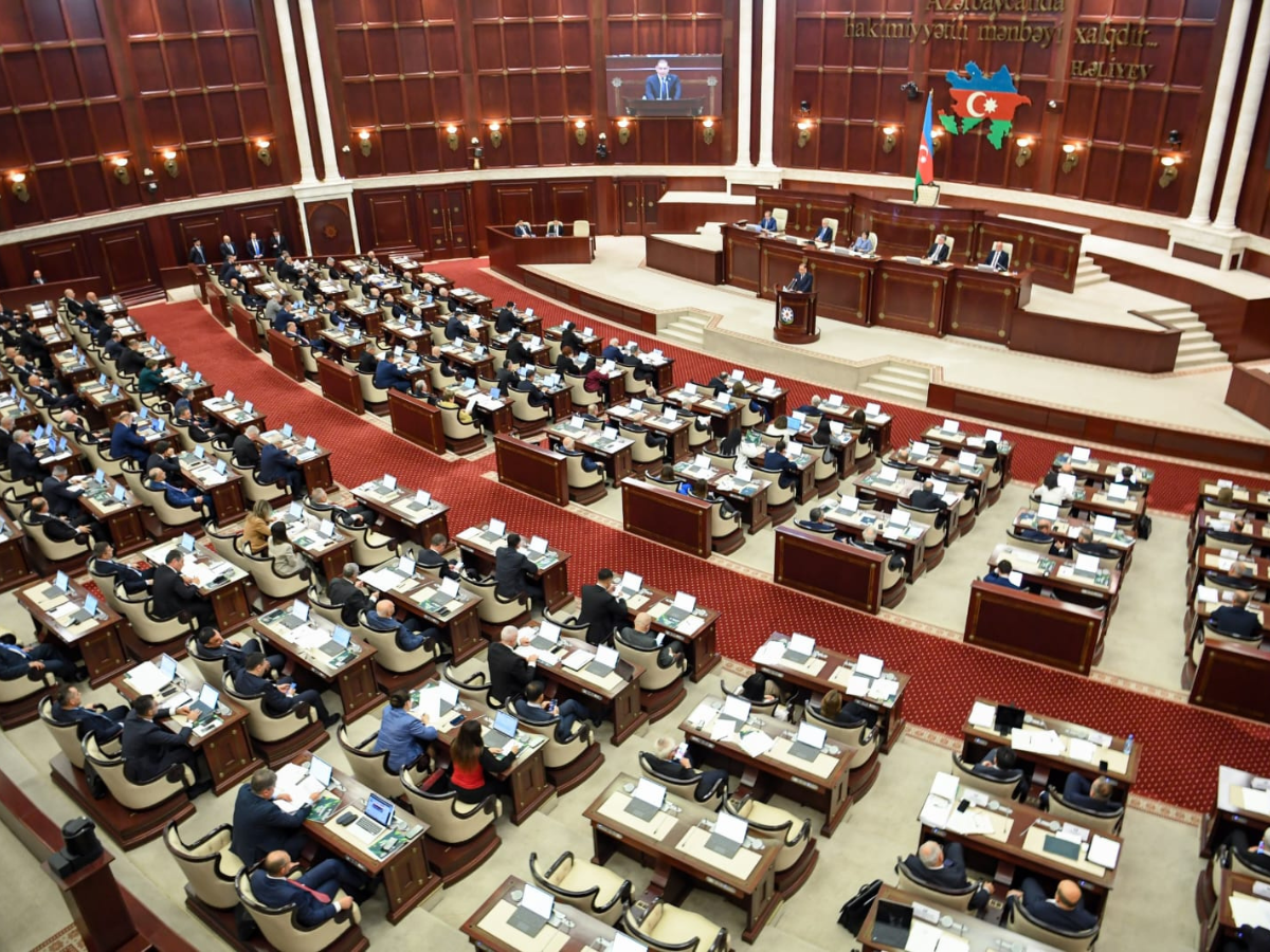 Deputatlar Prezident və birinci xanımı&nbsp;TƏBRİK ETDİ