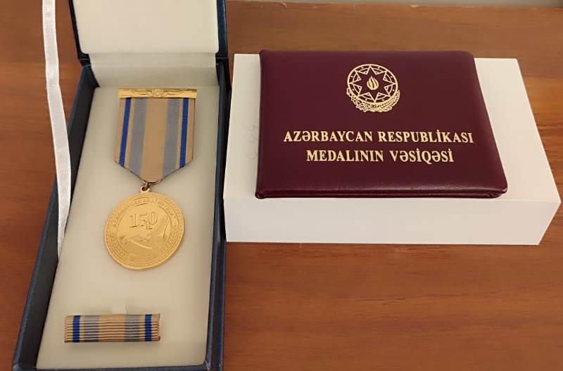Jurnalistlərə verilən yubiley medalı - Qızıl suyuna çəkilmiş bürüncdür
