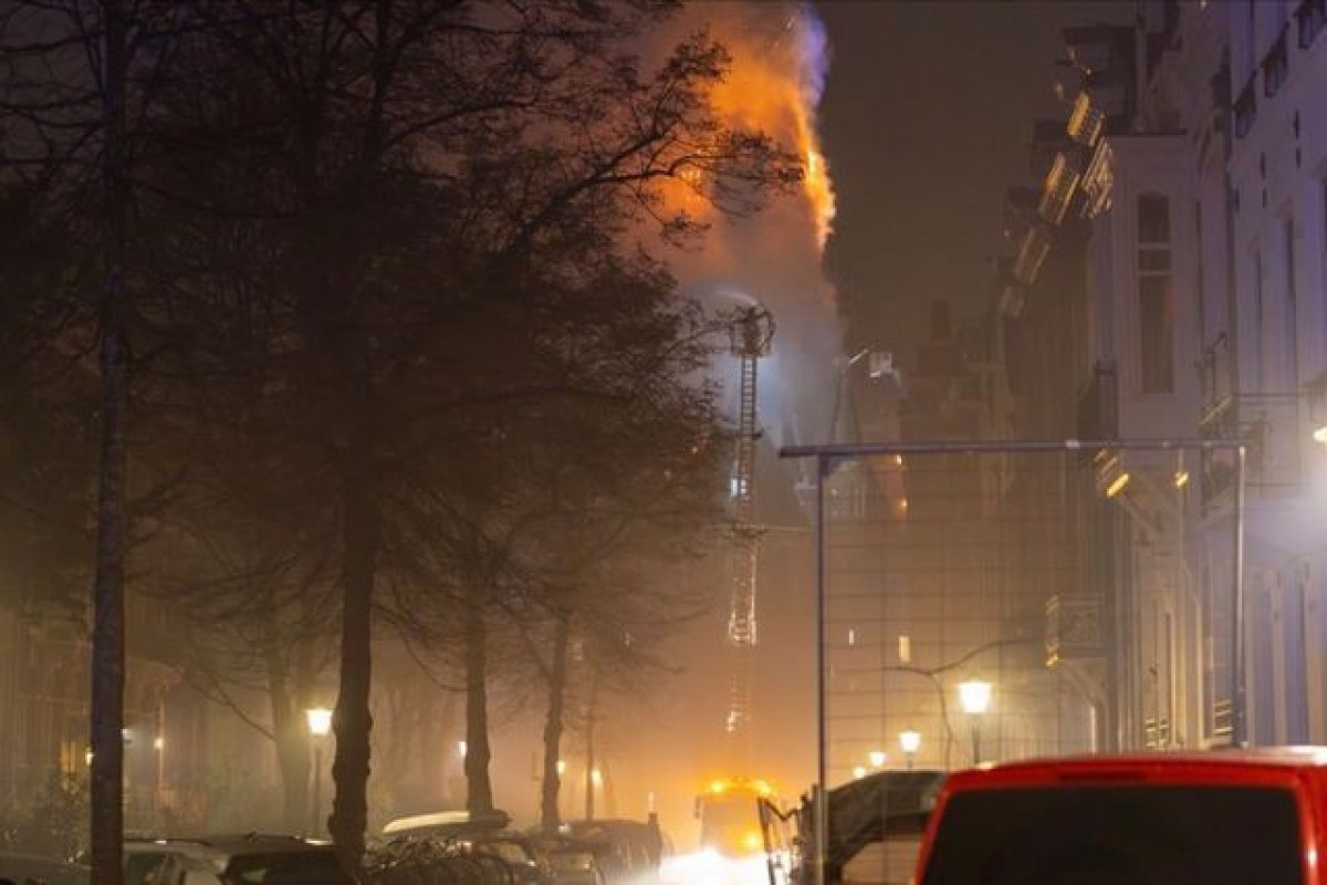 Amsterdamda 150 illik tarixi bina YANDI