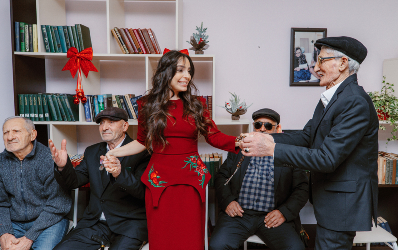 Prezidentin qızları ahıl şəxslərlə Yeni il süfrəsində - FOTOLAR