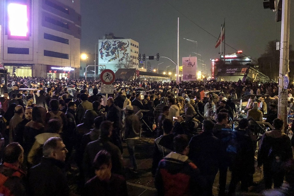 İranda vəziyyət gərginləşdi - Polisə hücum edildi