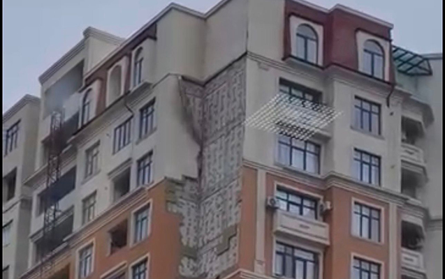 Bakıda binanın fasadı uçub