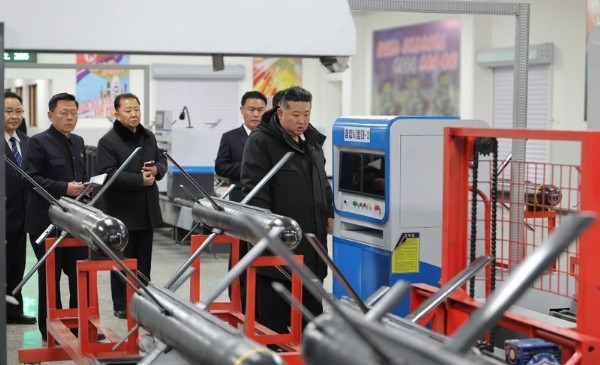 Kim Çen In hərbi fabrikə getdi - Silahlara baxdı