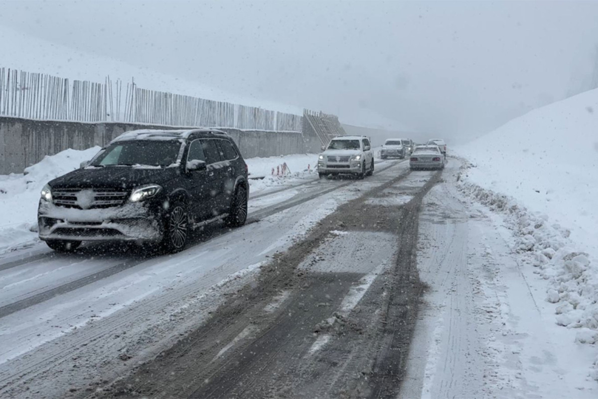Bakı-Şamaxı-Yevlax yolunda buzlaşma - Hərəkət&nbsp;dayandırıldı