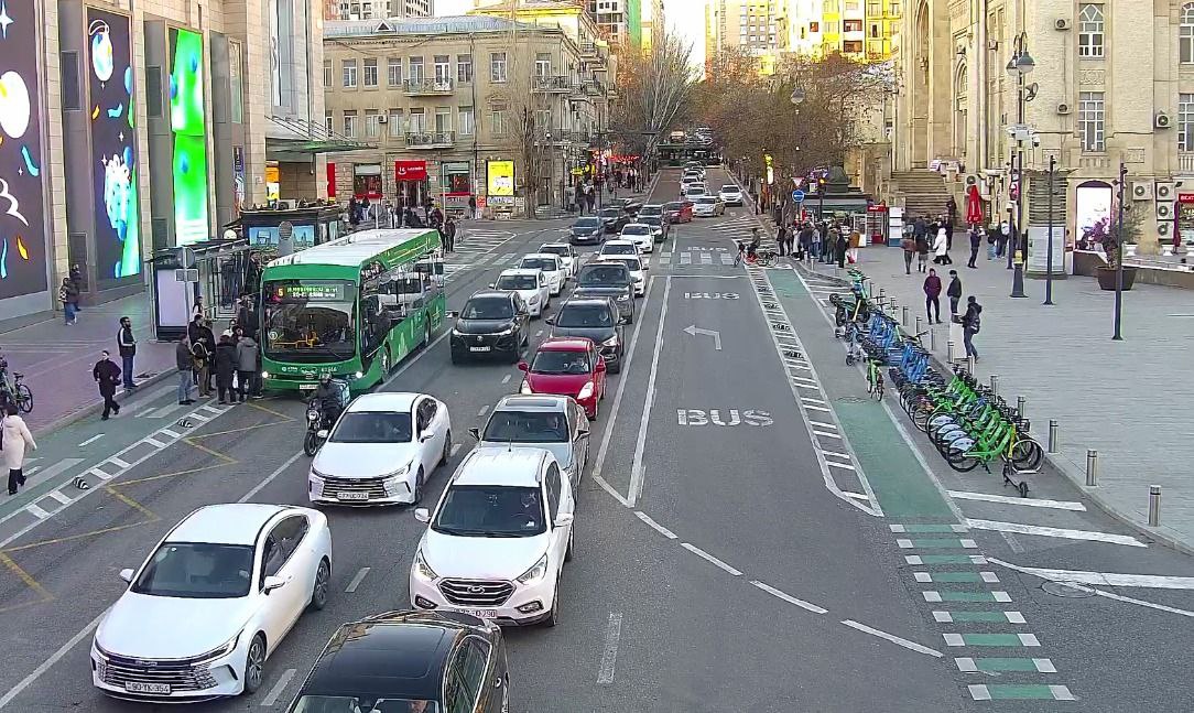 Tətilin son gününü&nbsp;Bakı tıxacla başa vurur - SİYAHI