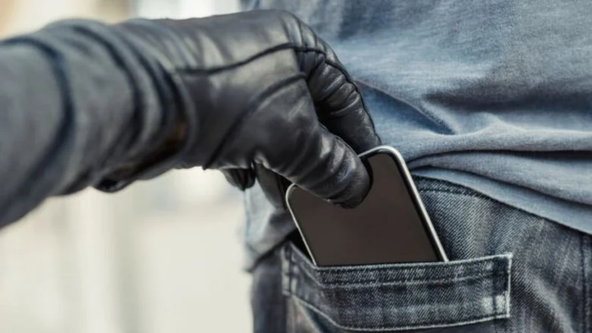 Atasının telefonunu oğurlayıb Bakıda 60 manata satdı &ndash; 1 aylıq həbs edildi