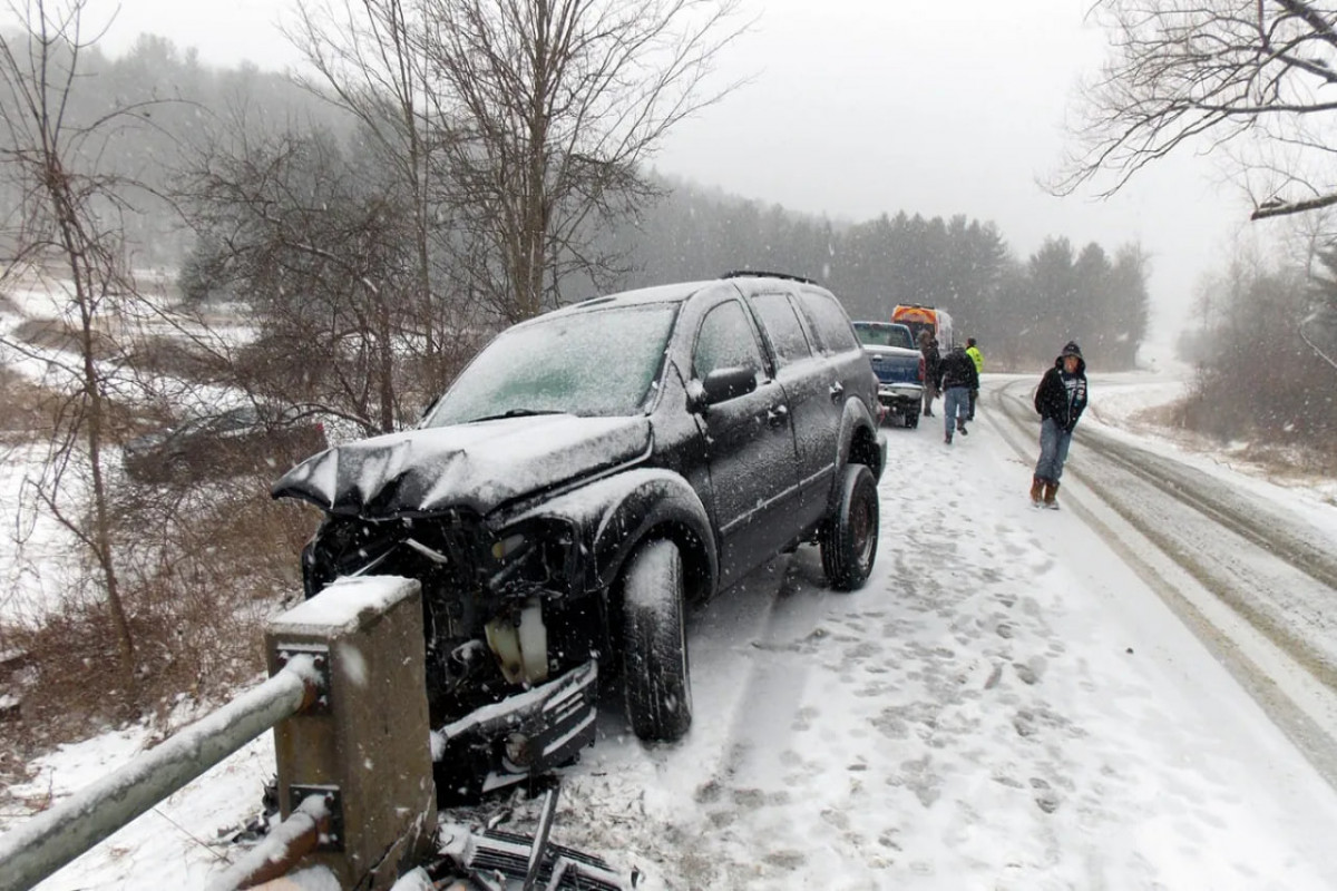 Qarlı hava ilə bağlı maşınlara dəyən ziyan 1 mln. manatı ötüb