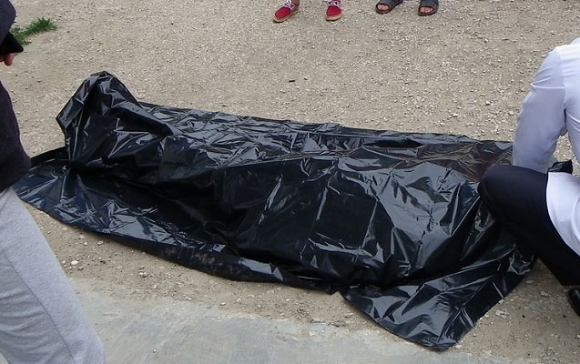 Bakıda maşın yolda uzanmış gəncin üstündən keçdi