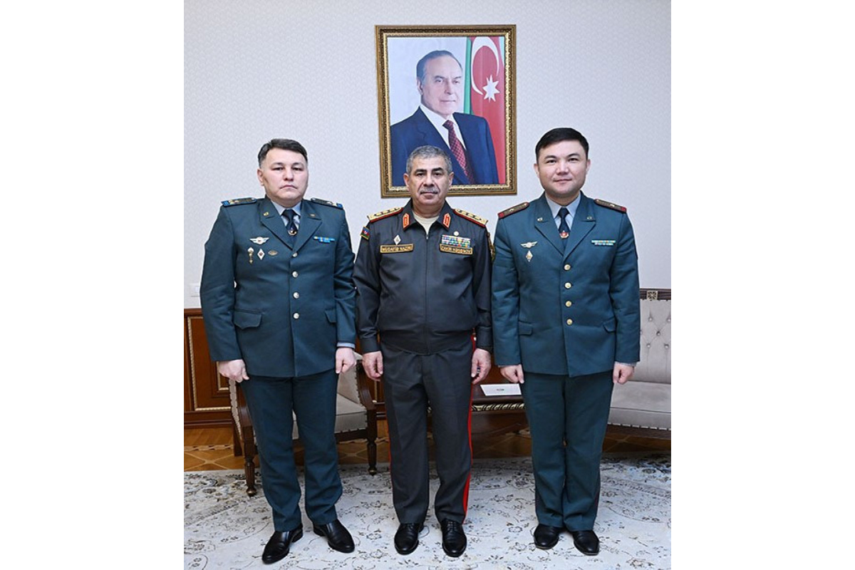 Zakir Həsənov Qazaxıstanın yeni hərbi attaşesini qəbul etdi