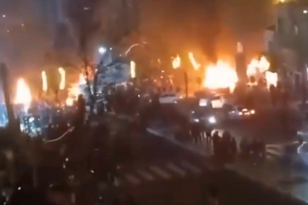 Tehran alov içində -&nbsp;etirazlar silahlı toqquşmaya çevrilir - GÖRÜNTÜ