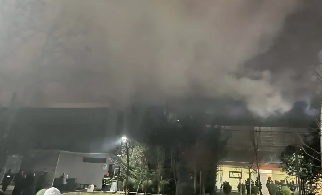 Məşhur ticarət mərkəzində güclü yanğın