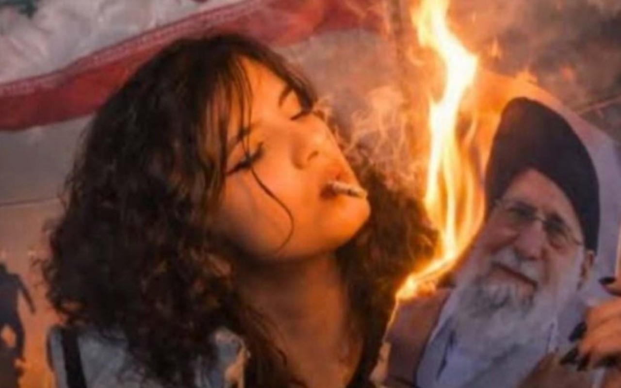 Xameneinin fotosuna od vurub siqaret yandırdılar - GÖRÜNTÜ